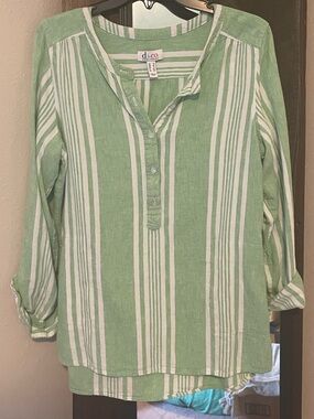 d&co. denim + company Green & White Striped tunic length top.